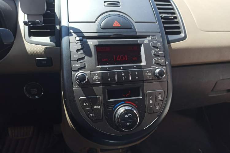 Used Kia Soul 2013 1.6L AT Premium Audio And AC Panel