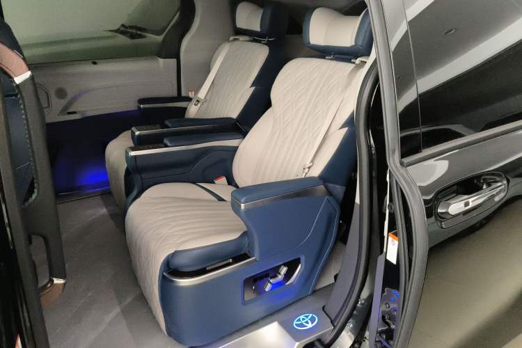 Used Toyota Granvia 2024 2.5L Hybrid Comfort Edition
