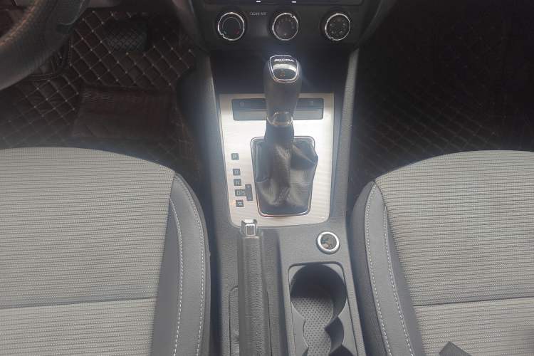 Used Skoda Octavia 2017 1.6L Automatic Front-Wheel Drive Model Gear Lever