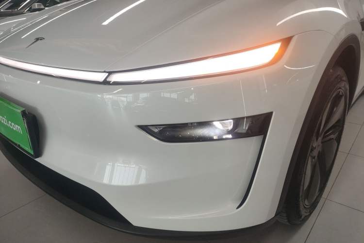 Used Tesla Model Y 2025 Long-Range All-Wheel-Drive Version
