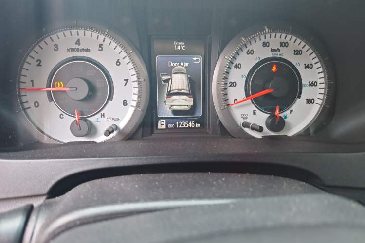 Used Toyota SIENNA 2015 3.5L Two-Wheel Drive LE Odometer Close Up