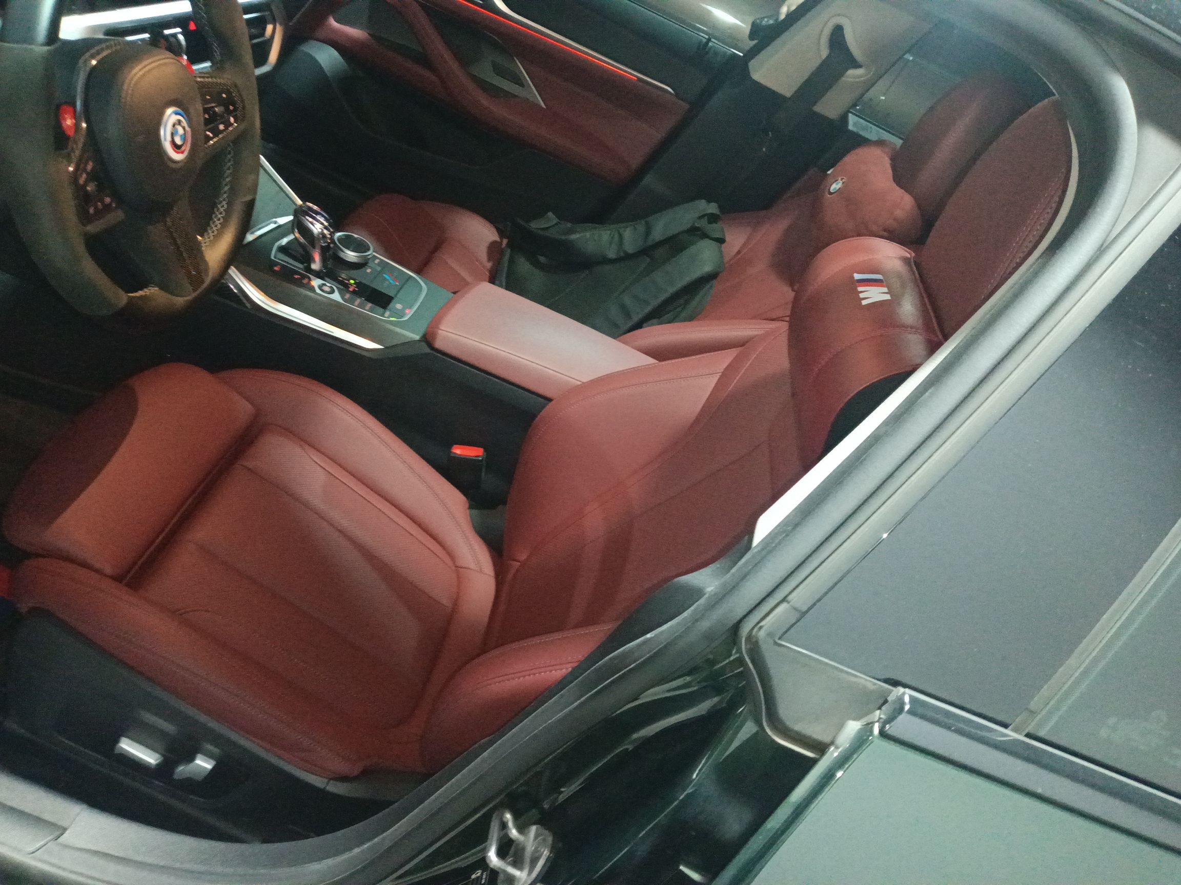 المقاعد الأمامية داخل السيارة