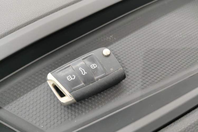 Used Volkswagen Touran 2016 Volkswagen Touran L 280TSI DSG Luxury Edition Interior 1