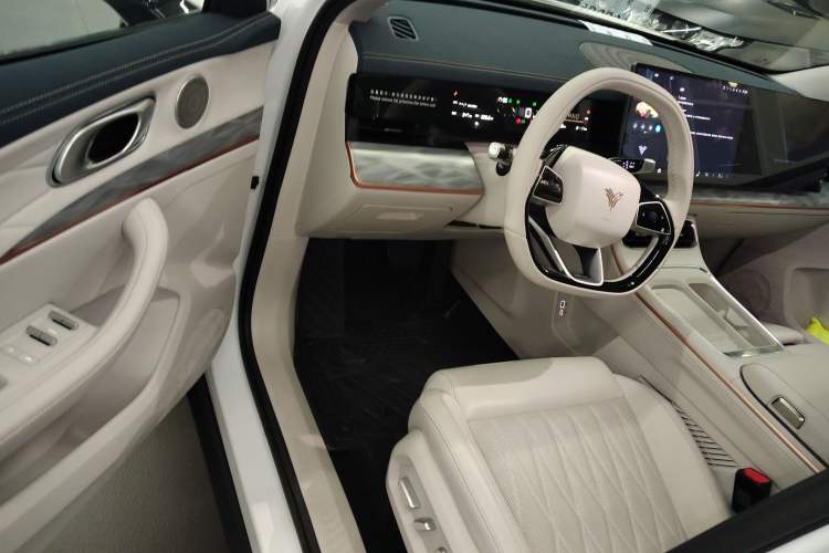 Used NETA L 2024 Extended-Range 310 Flash-Charge Red Edition
