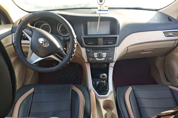 Used Soueast V5 Lingzhi 2012 1.5L Manual Comfort Edition Center Console