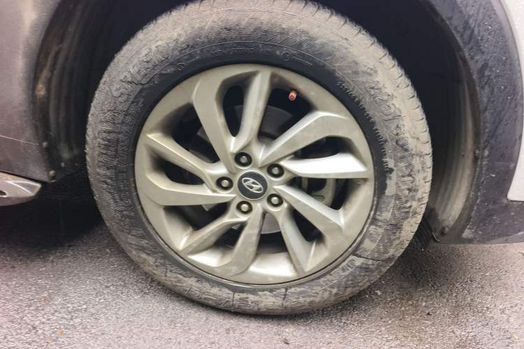Used Hyundai Tucson 2015 1.6T Dual-Clutch Two-Wheel-Drive Smart Model Right Front Wheel Hub