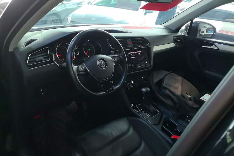 Used Volkswagen Tiguan L 2020 330TSI Automatic Two-Wheel Drive Panoramic Comfort Edition China VI Standard Center Console