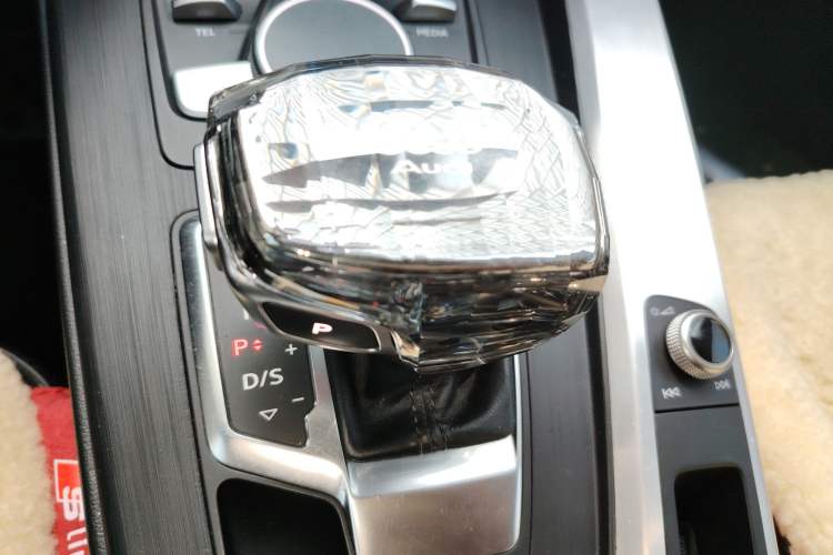 Used Audi A4L 2018 30th Anniversary Edition 40 TFSI Trendy Model Gear Lever