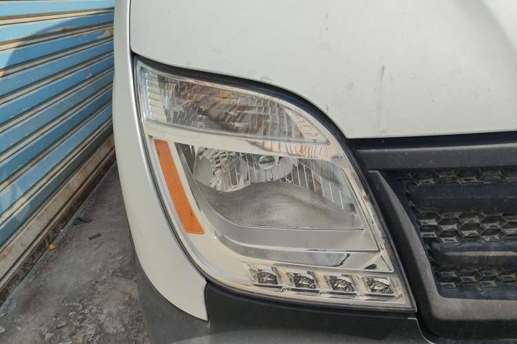 Used SAIC MAXUS Xintu V80 2019 2.5T Classic 6-Speed Manual Van Short Wheelbase Mid-Roof Design 2/3 Seats