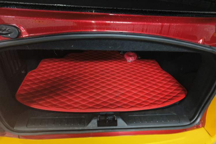 Used Land Rover Range Evoque 2018 240 PS HSE DYNAMIC Convertible Trunk