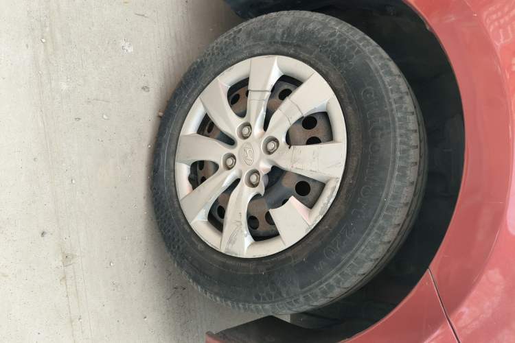 Used Hyundai Verna (older generation) 2010 Sedan 1.4L Manual Comfort GS Right Front Wheel Hub