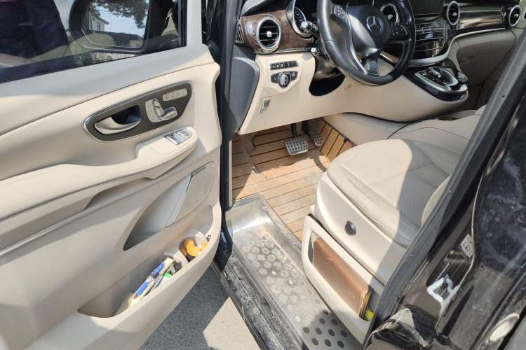 Used Mercedes-Benz V-Class 2016 V 260 L Prestige Extended Edition Driver Seat