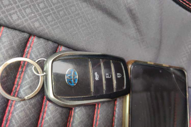 Used Toyota Levin 2017 Revised Dual-Engine 1.8H GS E-CVT Elite Sunroof Version China V Standard Vehicle Key