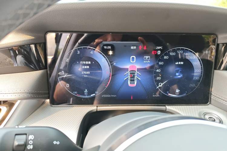 Used Hongqi H5 2023 2.0T Automatic Smart Connect Flagship Edition Odometer Close Up