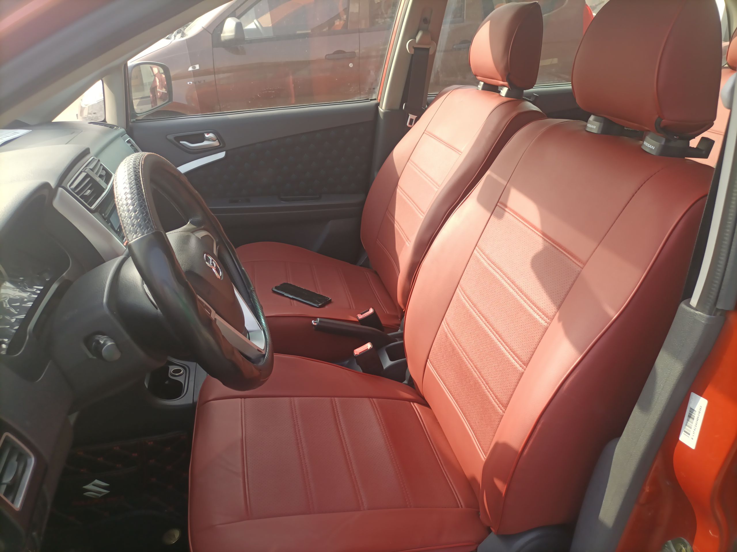 المقاعد الأمامية داخل السيارة