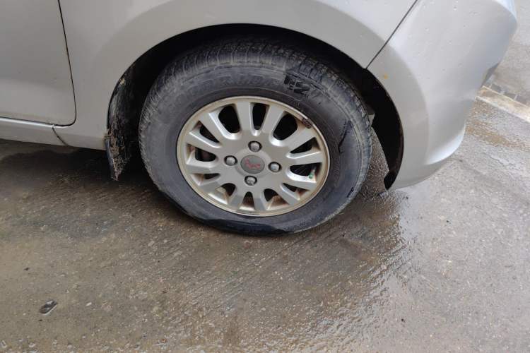 Used Wuling Rongguang V 2016 1.5L Standard Version Right Front Wheel Hub