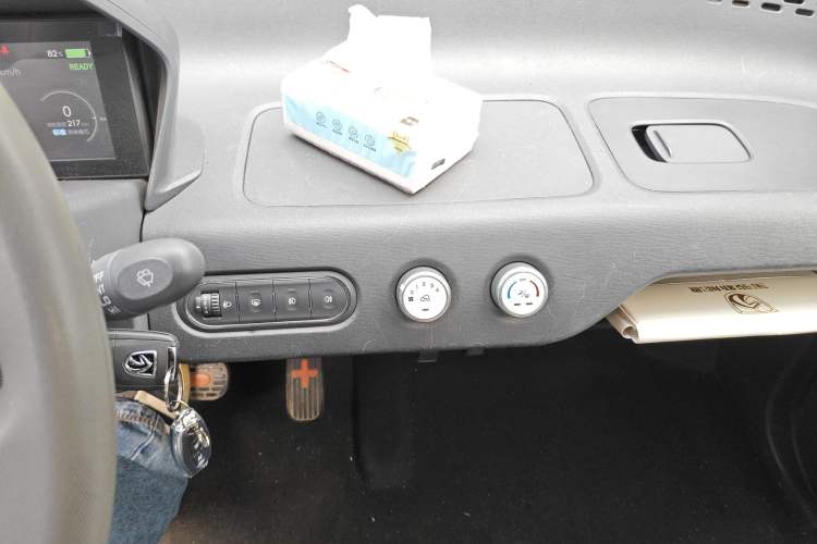 Used Baojun E100 2019 250KM Smart Drive Edition Audio And AC Panel