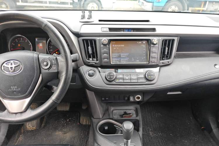 Used Toyota RAV4 2019 2.0L CVT Two-Wheel Drive Fashion X Limited Edition China VI Standard
