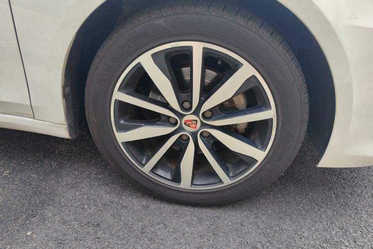 Used Roewe i6 2017 20T Automatic Internet ZhiZun Edition Right Front Wheel Hub