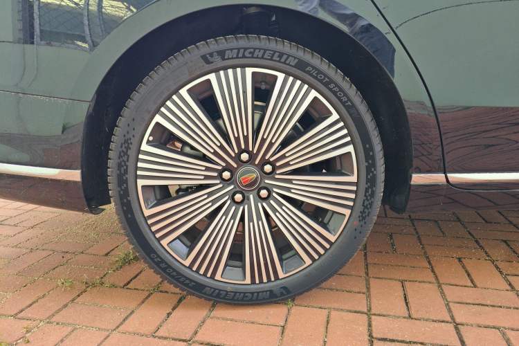 Used Hongqi H9 2025 2.0T Two-Wheel Drive Flagship Luxury Business Edition 5 Seats
