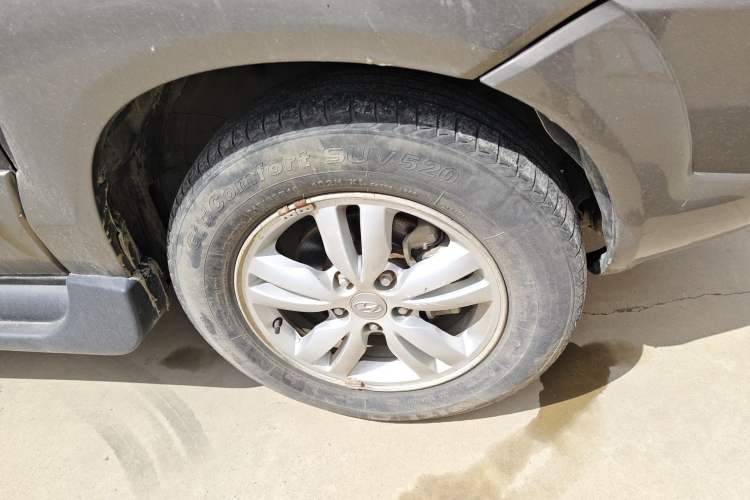 Used Hyundai Tucson 2009 2.0L Automatic Two-Wheel Drive with Sunroof Right Front Wheel Hub