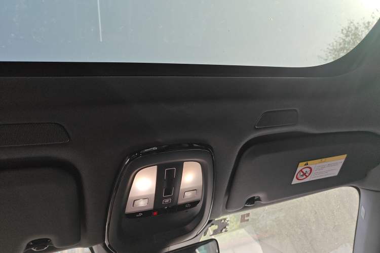 Used Volvo XC60 New Energy 2024 T8 Plug-in Hybrid Long-Range All-Wheel Drive Smart Luxury Edition
