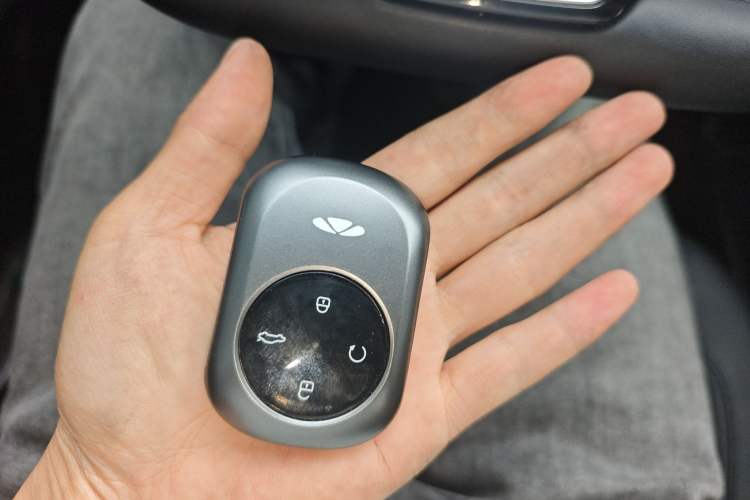 Used Chery Fengyun T9 2024 120 Long-Range Flagship Version 7 Seats Ternary Lithium Vehicle Key