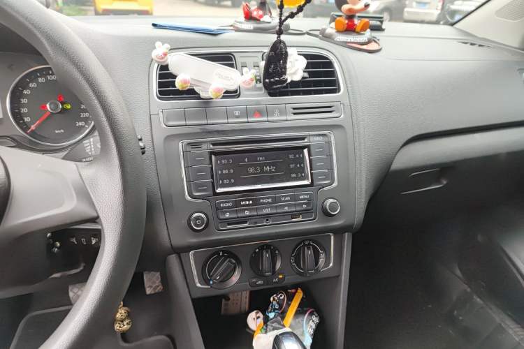 Used Volkswagen Polo 2014 1.6L Automatic Comfort Edition Audio And AC Panel