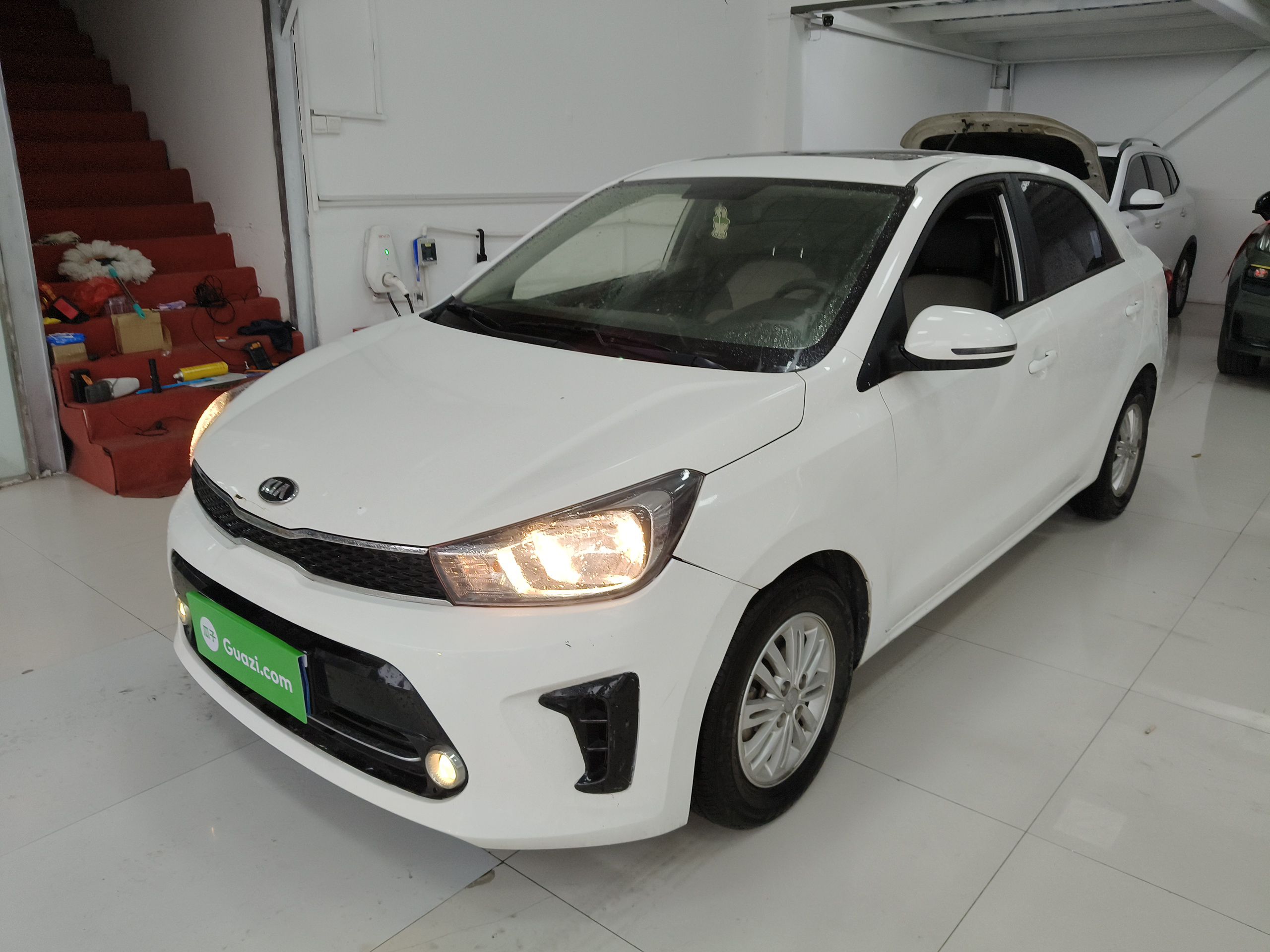 Под передней частью автомобиля