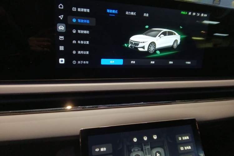 Used VOYAH PASSION 2024 PHEV Four-Wheel Drive Ultra-Long Range Flagship Model Audio And AC Panel