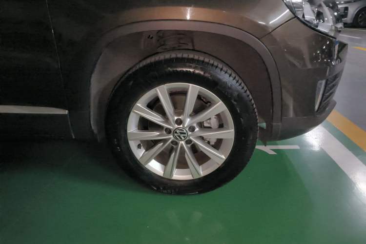 Used Volkswagen Tiguan 2017 300TSI Automatic Two-Wheel Drive Silk Road Comfort Edition Right Front Wheel Hub