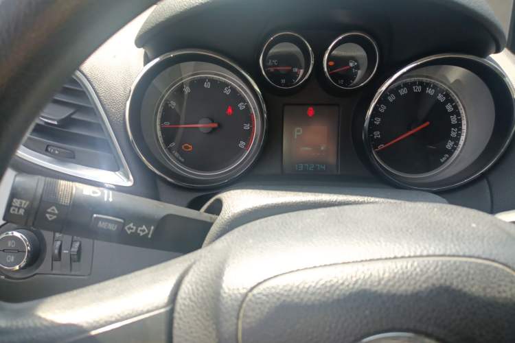 Used Buick Encore 2014 1.4T Automatic Two-Wheel Drive Urban Elite Model Odometer Close Up