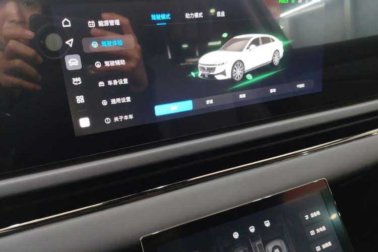 Used VOYAH PASSION 2024 PHEV Four-Wheel Drive Ultra-Long Range Flagship Model Audio And AC Panel