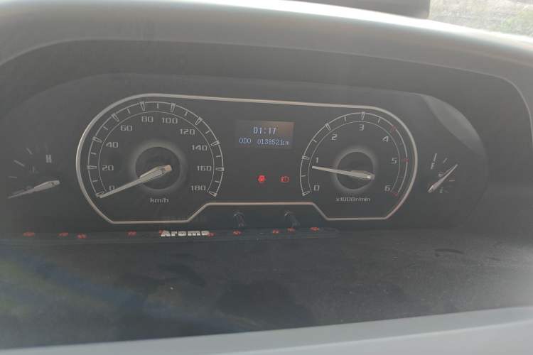 Used SAIC MAXUS Xintu V80 2019 2.5T Classic Version 6-Speed Manual – Aoyuntong Modified Long Wheelbase Mid-Height 7-Seater