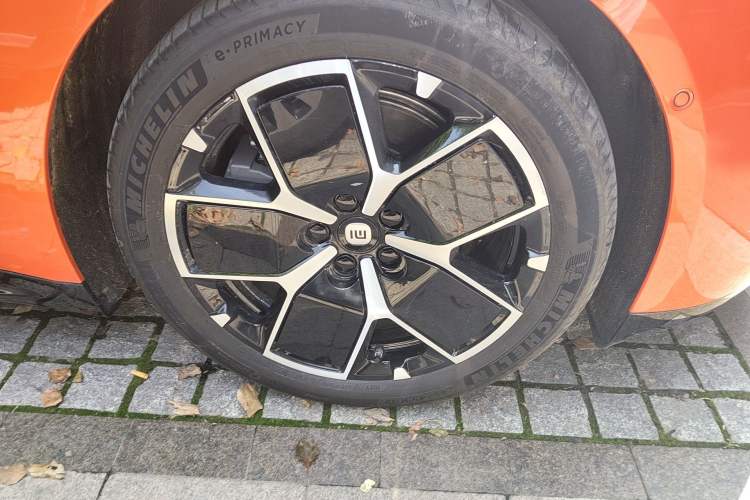 Used Xiaomi Auto SU7 2024 Rear-Drive Ultra-Long Range Advanced Pro-Level Intelligent Driving Version Right Front Wheel Hub