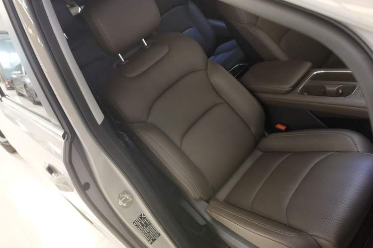 Used Wuling Wuling Starlight 730 2025 Model Plug-in Hybrid 125km Luxury Edition
