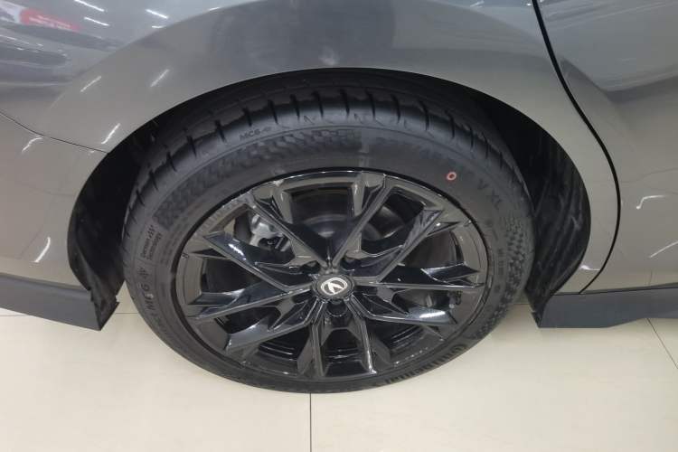 Used CHANGAN UNI-V 2024 1.5T Prestige Edition Right Rear Wheel Hub