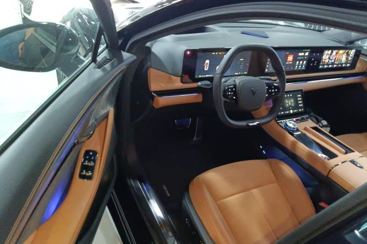 Used VOYAH PASSION 2024 PHEV Four-Wheel Drive Ultra-Long Range Flagship Model Driver Seat