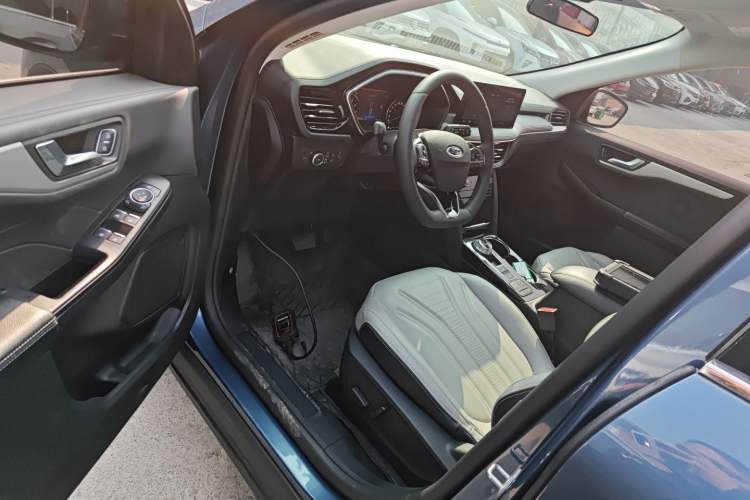 Used Ford Escape 2024 EcoBoost 245 Two-Wheel-Drive Titanium Edition Driver Seat