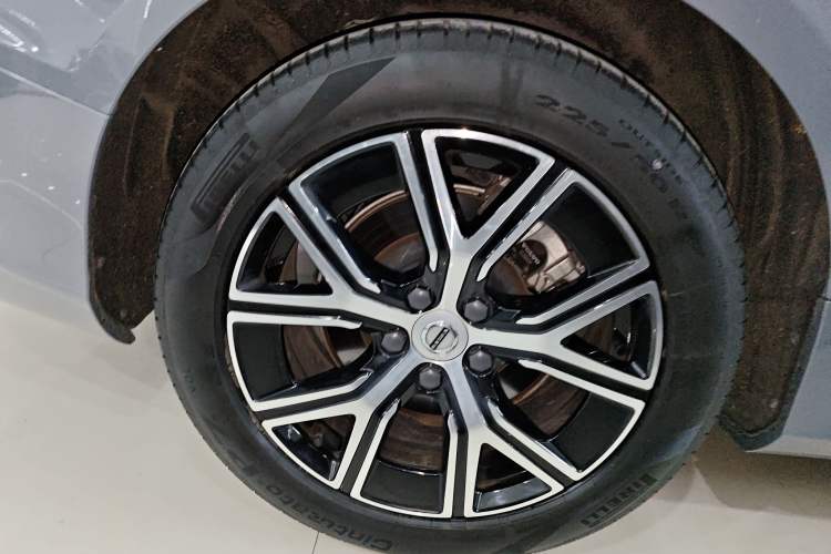 Used Volvo S60 2023 B4 Zhiyi Luxury Edition Right Rear Wheel Hub