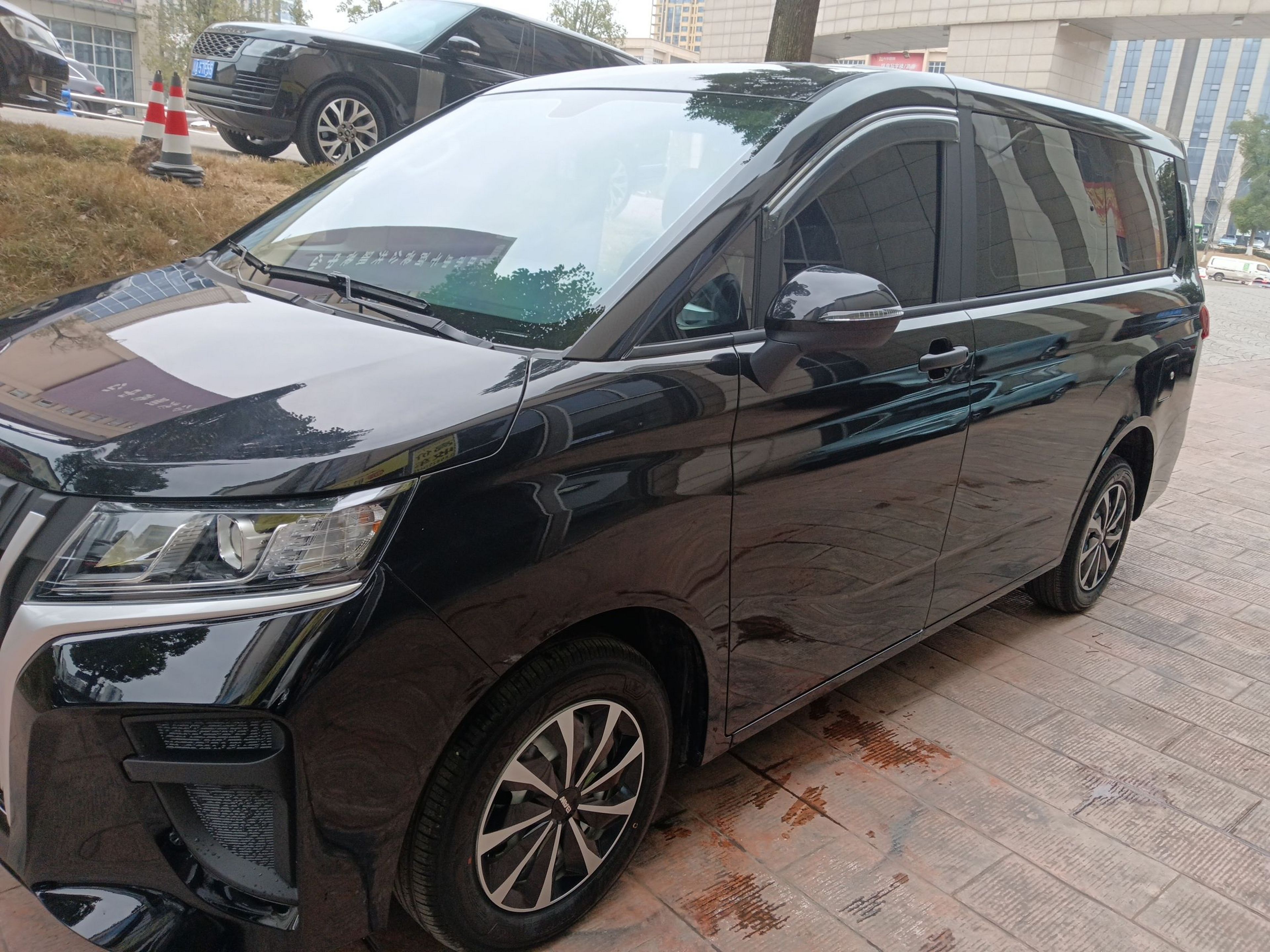 Под передней частью автомобиля
