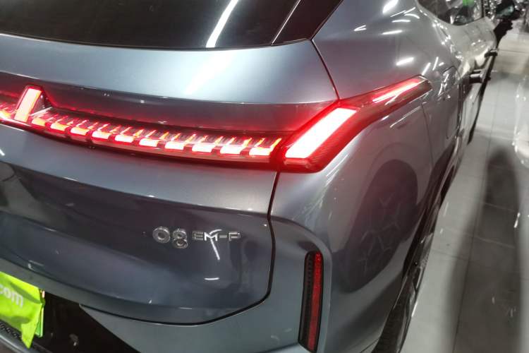 Used Lynk & Co 08 EM-P 2025 220 km All-Wheel-Drive Performance Halo Exterior 3