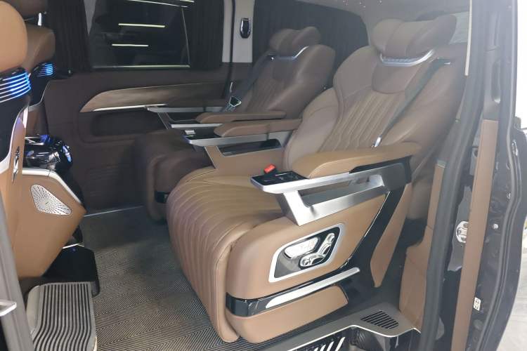 Used Mercedes-Benz V-Class 2024 V 300 Pilot Edition
