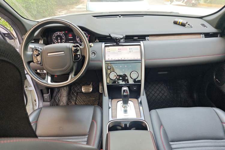 Used Land Rover Discovery Sport 2020 249 PS R-Dynamic Luxury Custom Edition Center Console