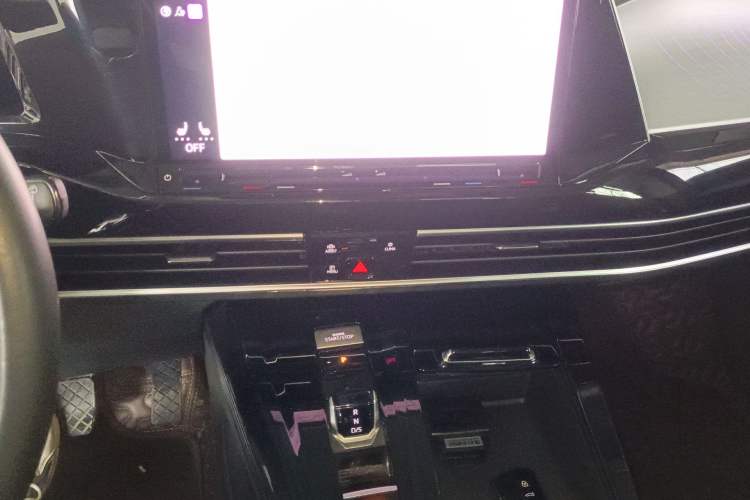 Used Volkswagen Talagon 2021 330TSI Two-Wheel-Drive Luxury Edition – Scenic Version Audio And AC Panel