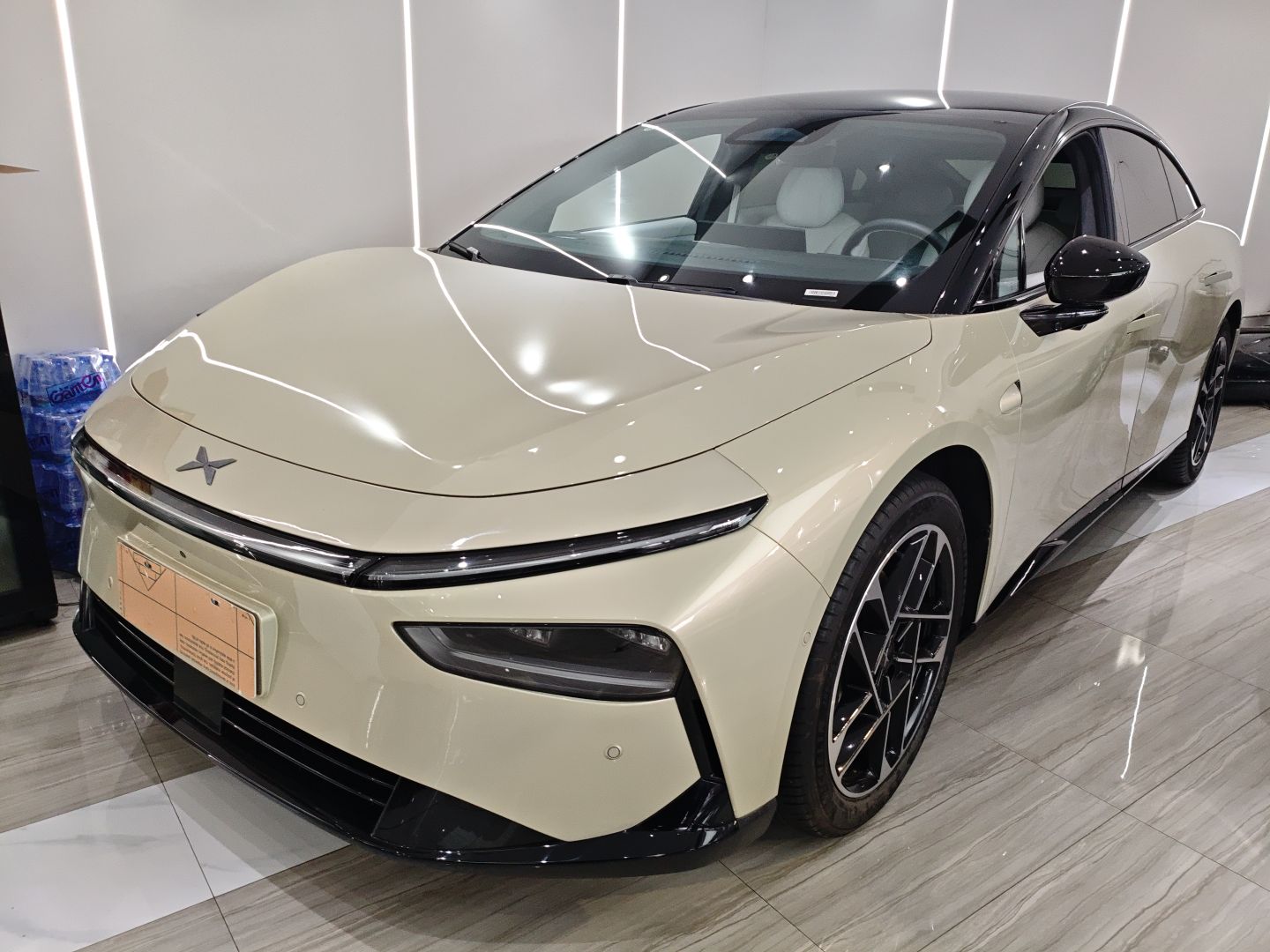 تحت مقدمة السيارة