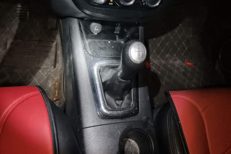 Used FORTHING Joyear X5 2013 1.6L Manual Luxury Model China IV Standard
