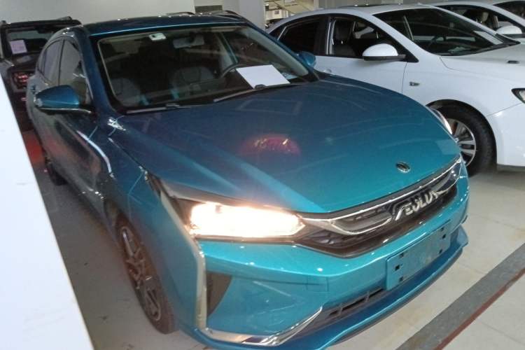 Used Dongfeng Aeolus Yixuan 2021 230T Automatic Chasing Shadow Edition Front Right 45 Deg