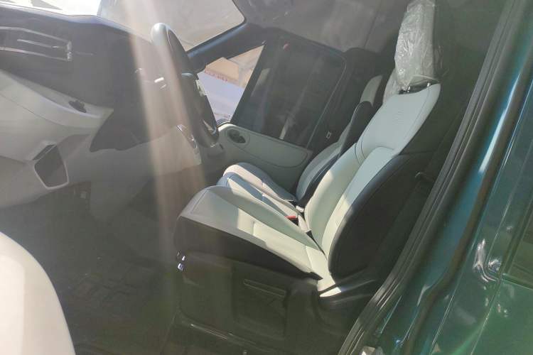 Used JMC Fushun 2025 2.0T 8AT Diesel Mid-Roof Mid-Height Commercial Multi-Purpose 7-Seater Passenger Vehicle