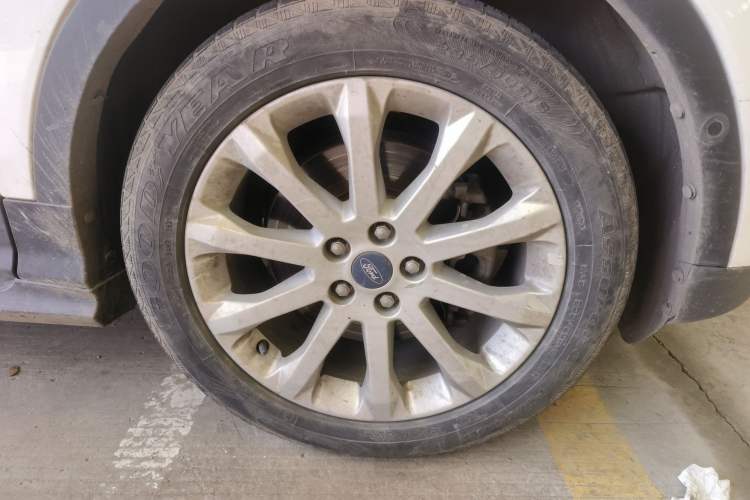 Used Ford Kuga 2015 2.0L GTDi Four-Wheel Drive Prestige Model Right Front Wheel Hub